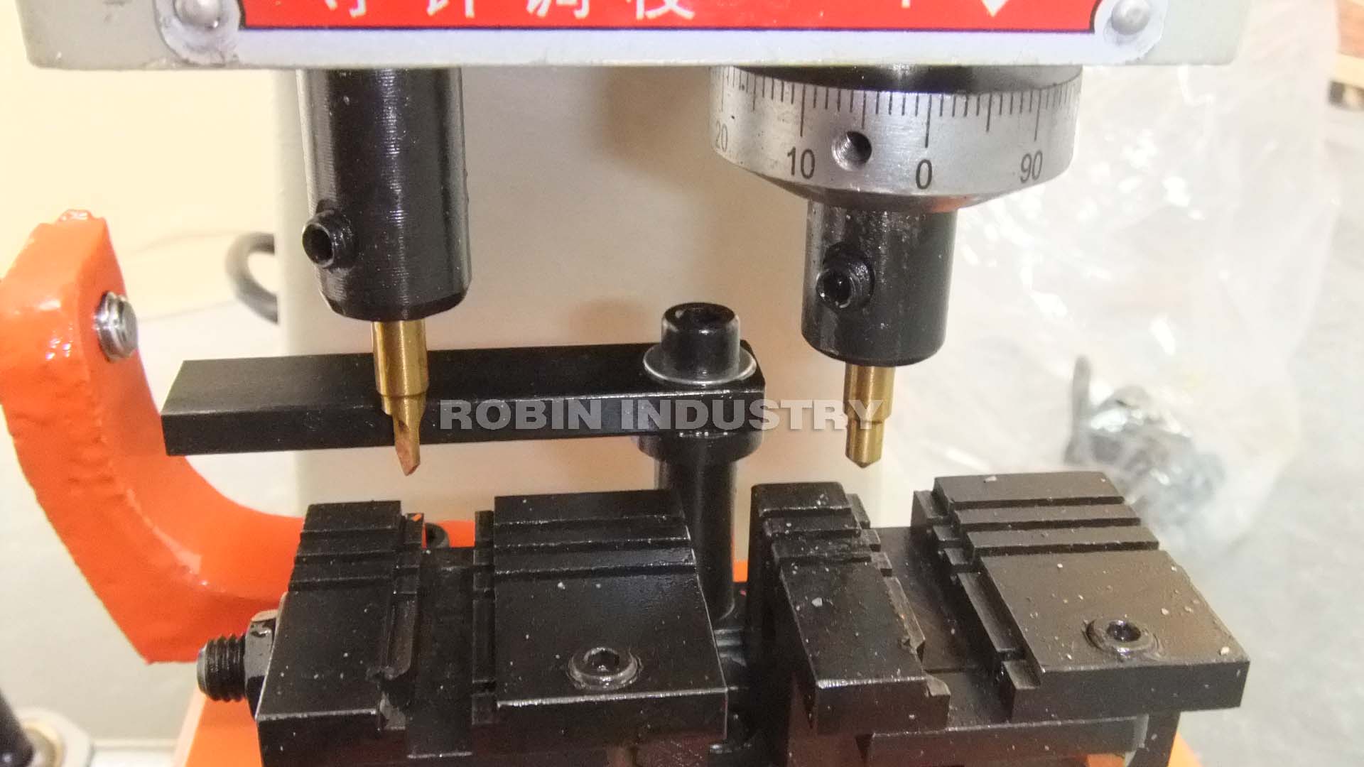 KEY CUTTING MACHINE